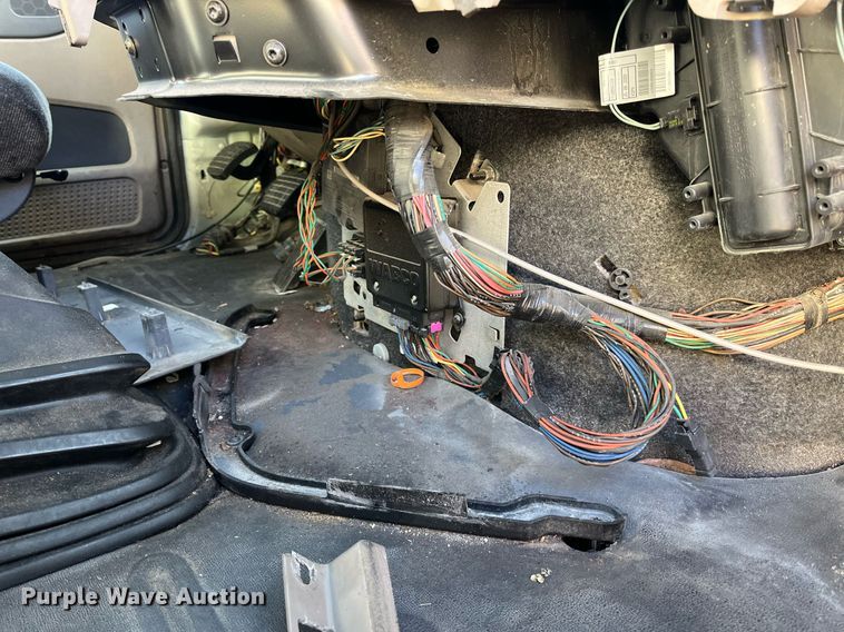 image for item DH8613 2010 Freightliner Cascadia 125  semi truck