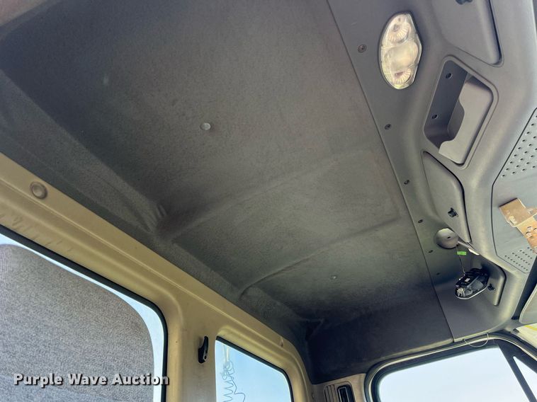 image for item DH8613 2010 Freightliner Cascadia 125  semi truck