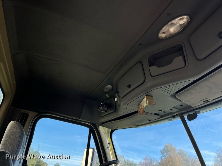 image for item DH8613 2010 Freightliner Cascadia 125  semi truck