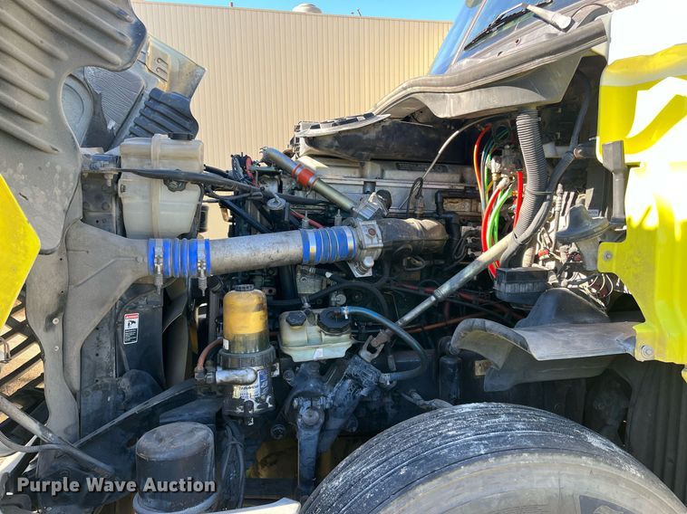 image for item DH8613 2010 Freightliner Cascadia 125  semi truck