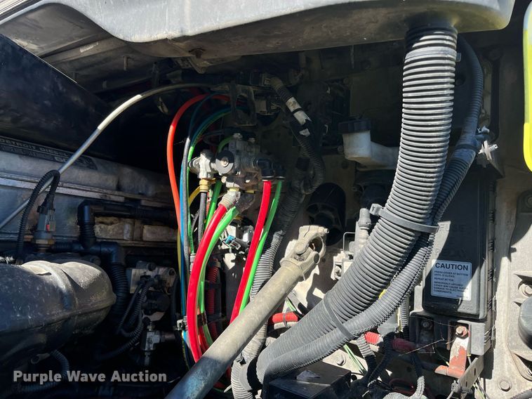 image for item DH8613 2010 Freightliner Cascadia 125  semi truck