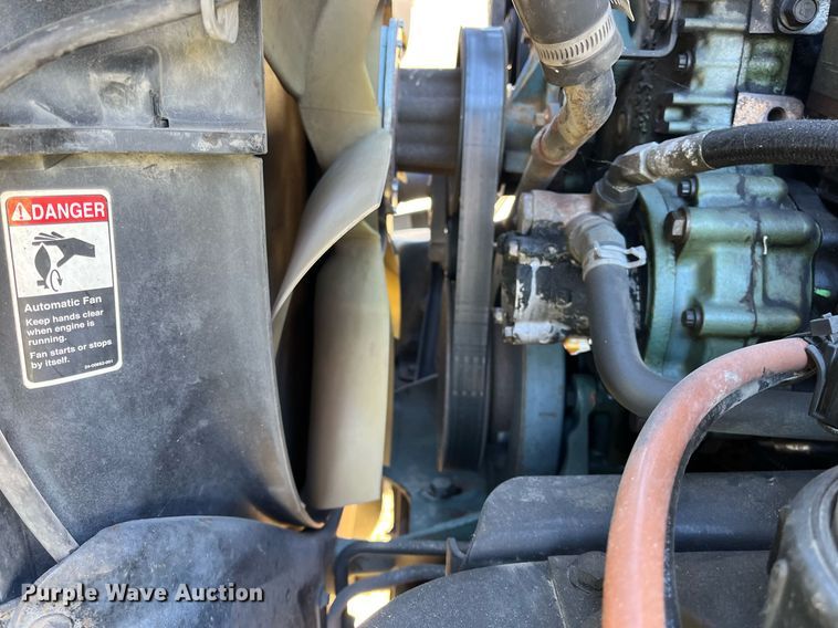 image for item DH8613 2010 Freightliner Cascadia 125  semi truck