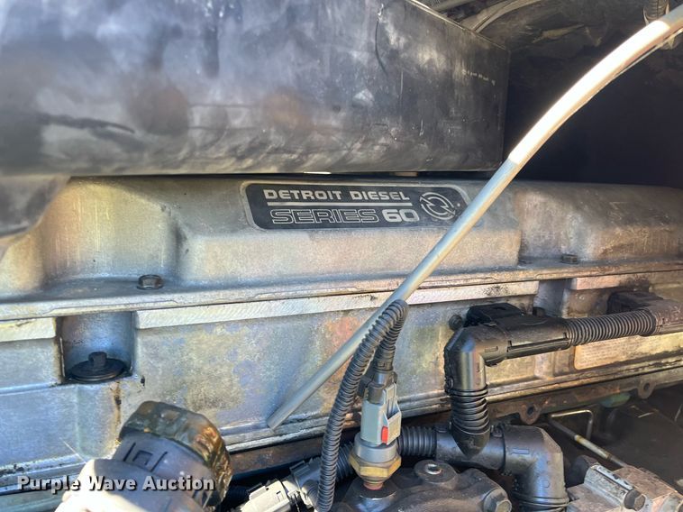 image for item DH8613 2010 Freightliner Cascadia 125  semi truck