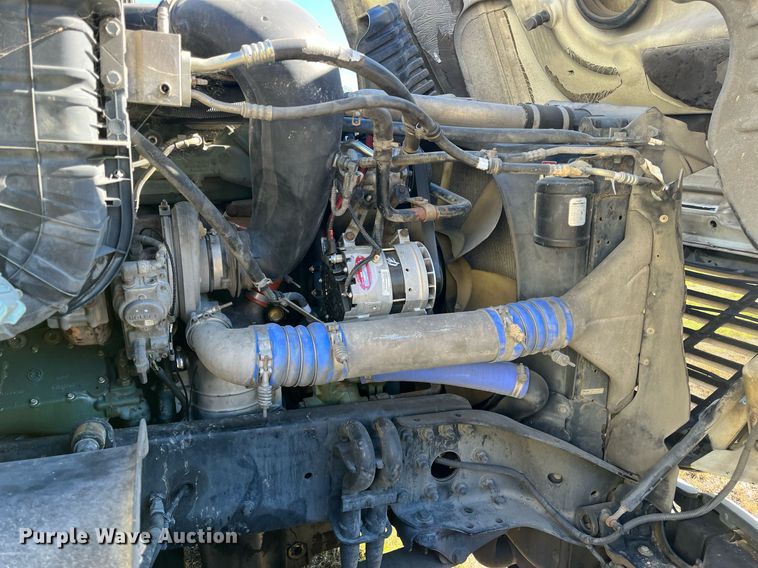 image for item DH8613 2010 Freightliner Cascadia 125  semi truck