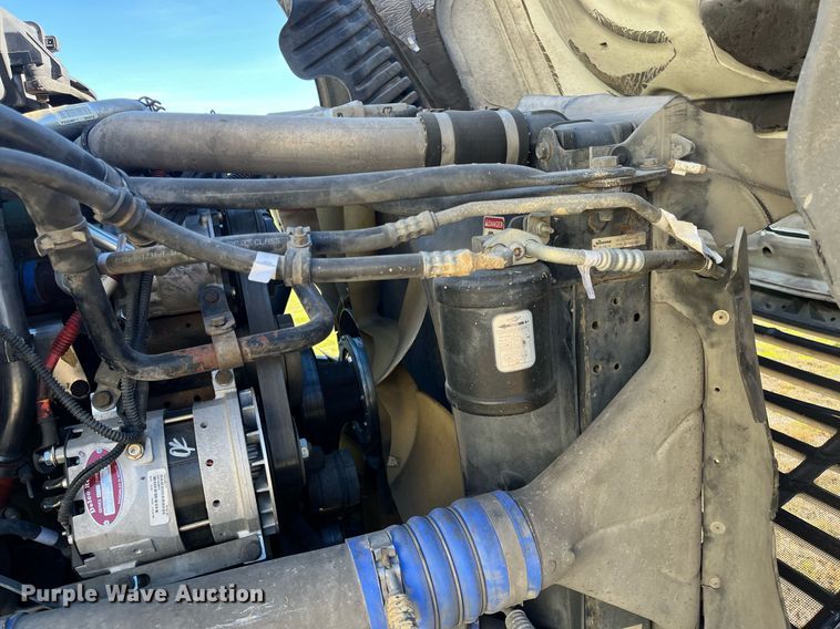 image for item DH8613 2010 Freightliner Cascadia 125  semi truck