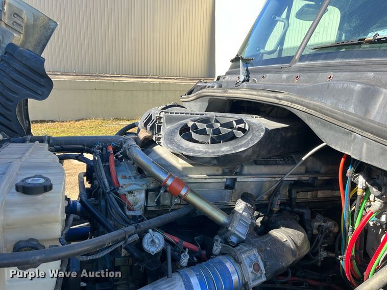 image for item DH8613 2010 Freightliner Cascadia 125  semi truck