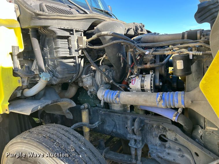 image for item DH8613 2010 Freightliner Cascadia 125  semi truck