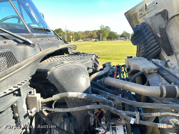 image for item DH8613 2010 Freightliner Cascadia 125  semi truck