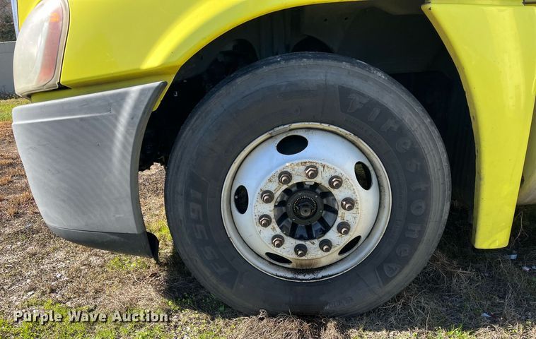 image for item DH8613 2010 Freightliner Cascadia 125  semi truck