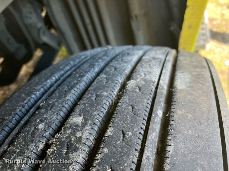 image for item DH8613 2010 Freightliner Cascadia 125  semi truck