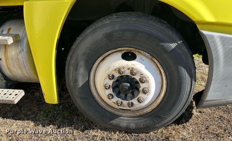 image for item DH8613 2010 Freightliner Cascadia 125  semi truck