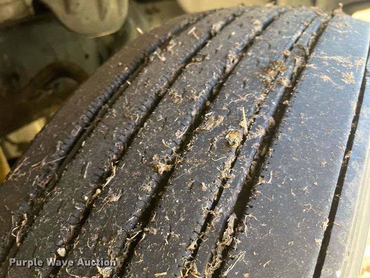 image for item DH8613 2010 Freightliner Cascadia 125  semi truck