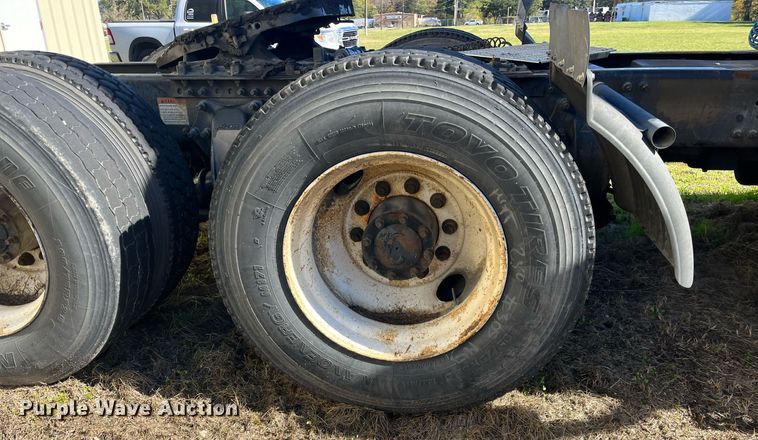 image for item DH8613 2010 Freightliner Cascadia 125  semi truck