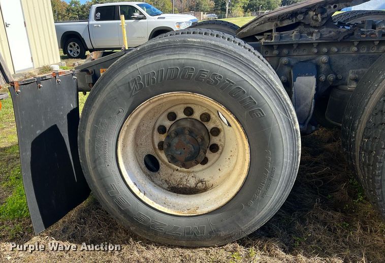 image for item DH8613 2010 Freightliner Cascadia 125  semi truck