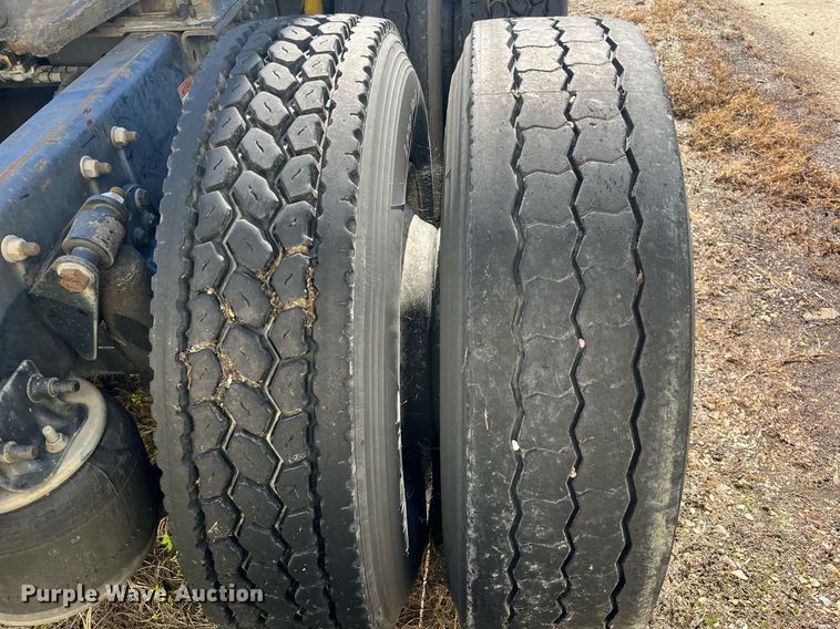 image for item DH8613 2010 Freightliner Cascadia 125  semi truck