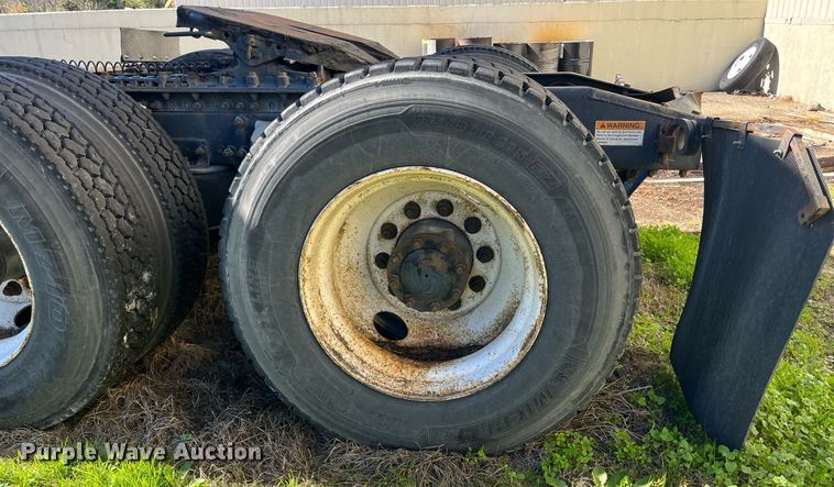 image for item DH8613 2010 Freightliner Cascadia 125  semi truck