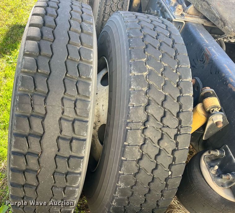 image for item DH8613 2010 Freightliner Cascadia 125  semi truck