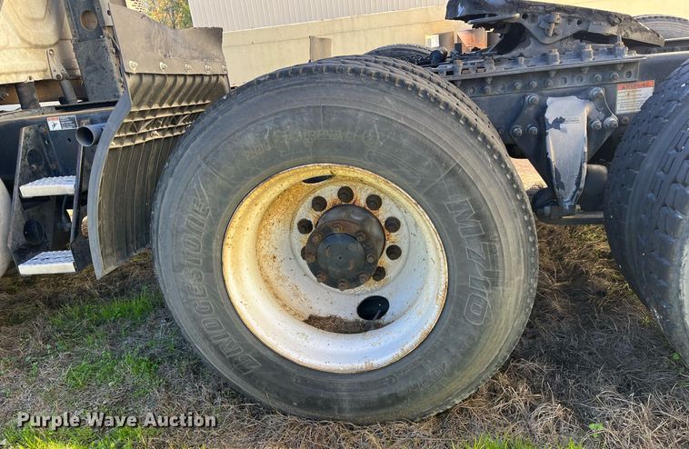 image for item DH8613 2010 Freightliner Cascadia 125  semi truck