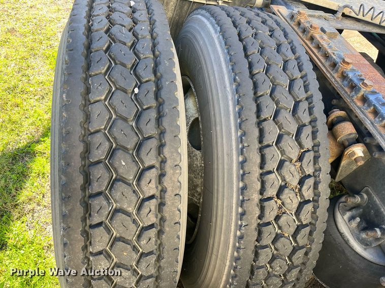 image for item DH8613 2010 Freightliner Cascadia 125  semi truck