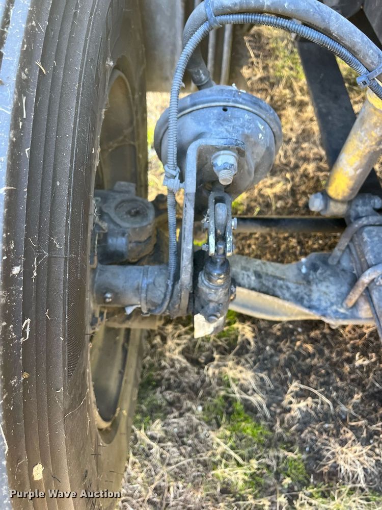 image for item DH8613 2010 Freightliner Cascadia 125  semi truck