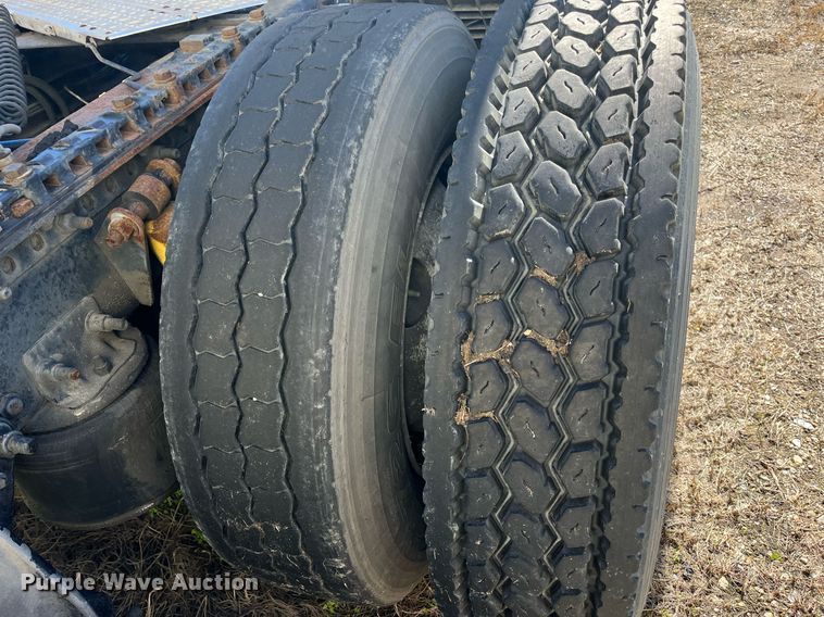 image for item DH8613 2010 Freightliner Cascadia 125  semi truck