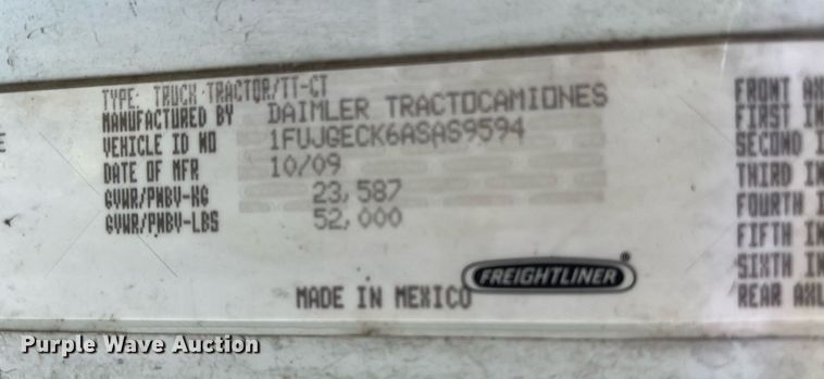 image for item DH8613 2010 Freightliner Cascadia 125  semi truck