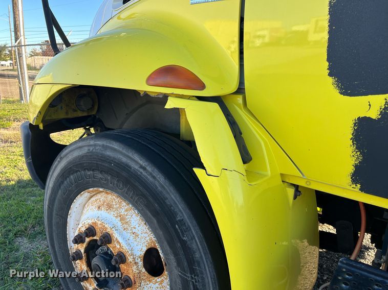 image for item DH8614 2011 International DuraStar 4300  refrigerated truck