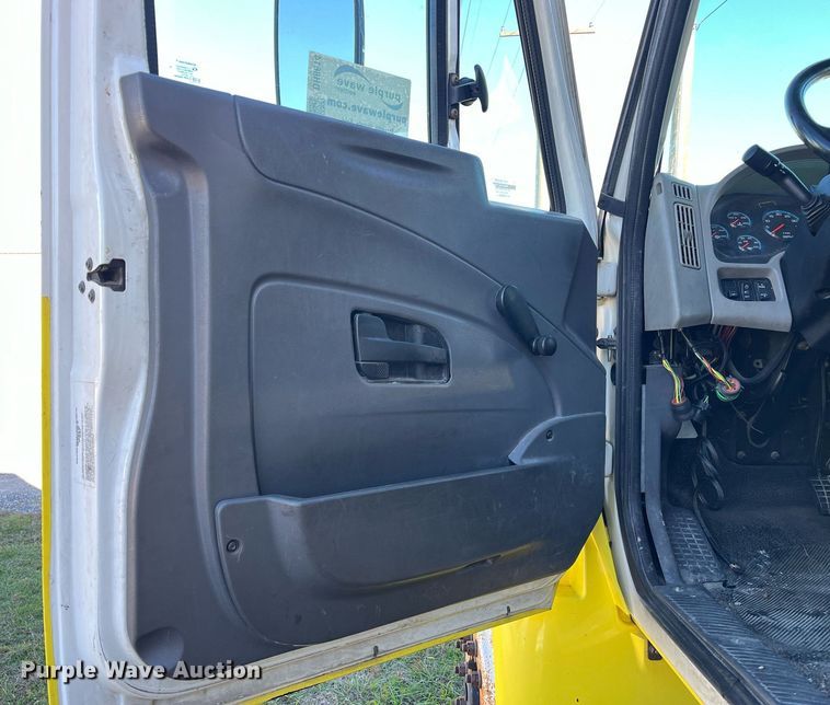 image for item DH8614 2011 International DuraStar 4300  refrigerated truck