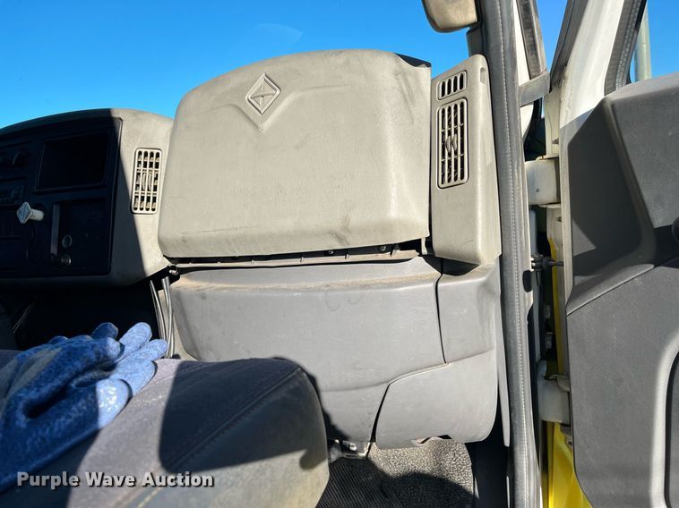 image for item DH8614 2011 International DuraStar 4300  refrigerated truck