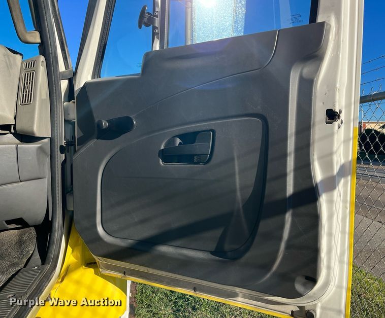 image for item DH8614 2011 International DuraStar 4300  refrigerated truck