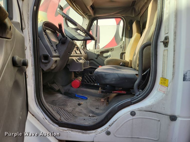 image for item DI6257 2004 Freightliner Business Class M2  refrigerated truck