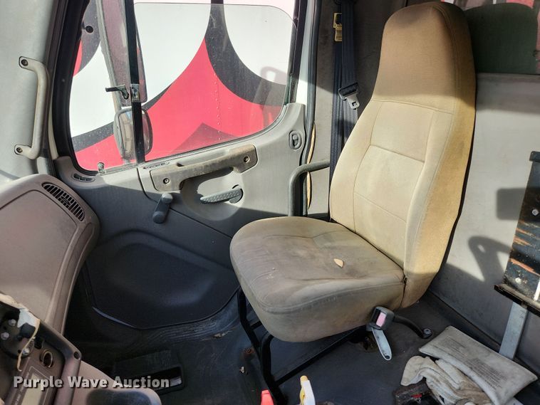 image for item DI6257 2004 Freightliner Business Class M2  refrigerated truck