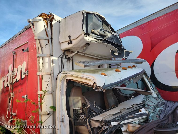 image for item DI6258 2004 Freightliner Business Class M2  refrigerated truck