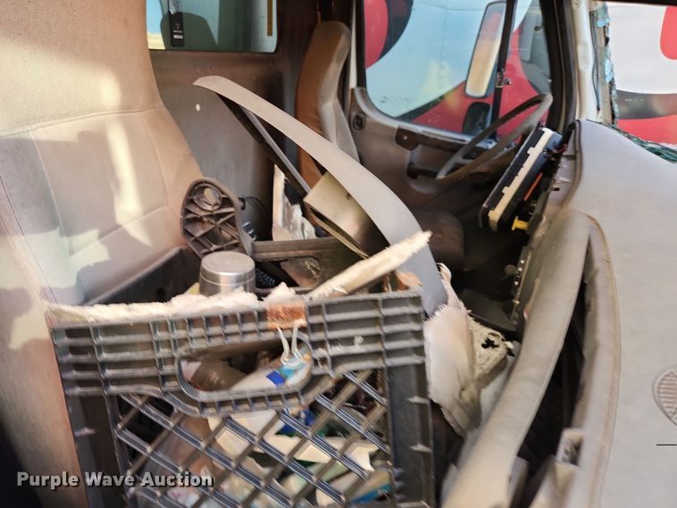 image for item DI6258 2004 Freightliner Business Class M2  refrigerated truck