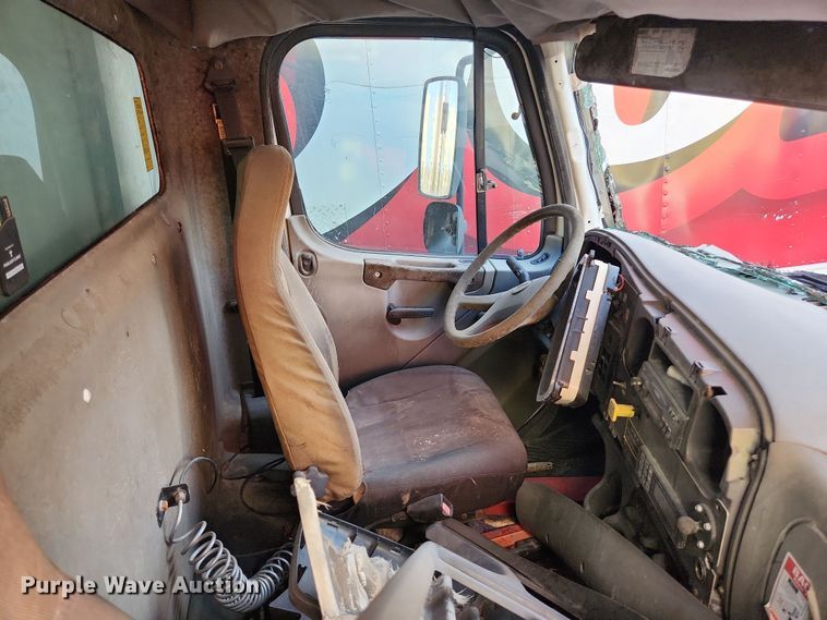 image for item DI6258 2004 Freightliner Business Class M2  refrigerated truck