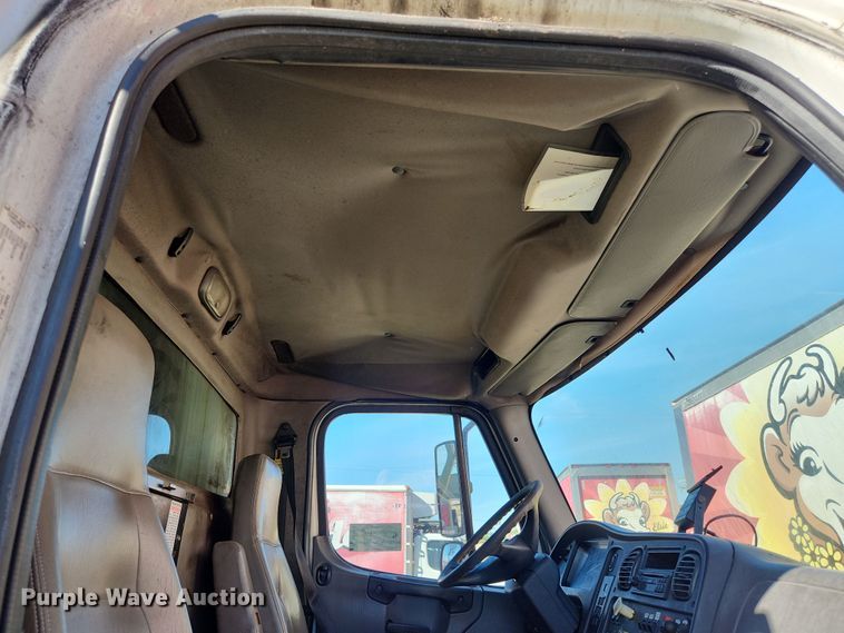 image for item DI6269 2004 Freightliner Business Class M2  refrigerated truck