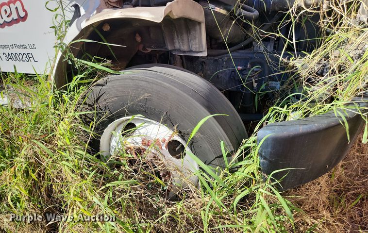 image for item DI6269 2004 Freightliner Business Class M2  refrigerated truck