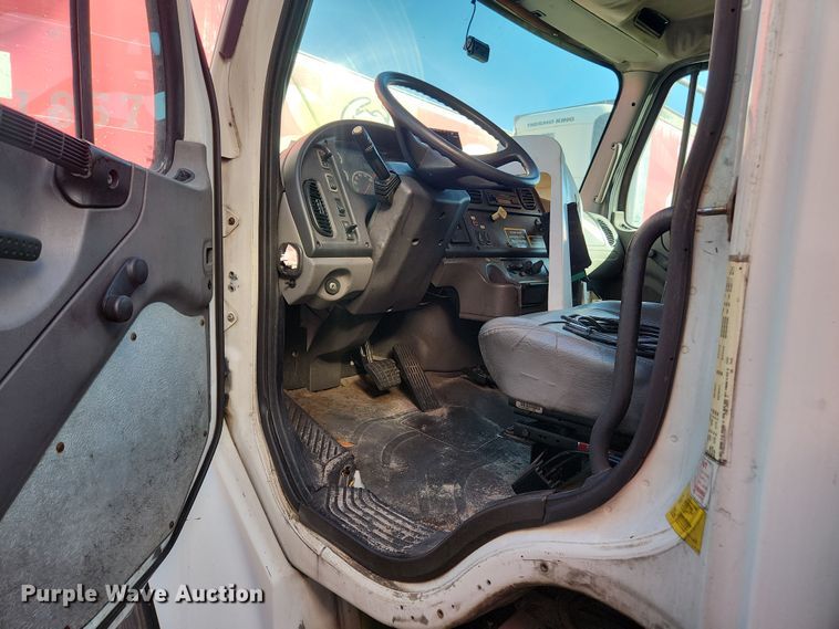 image for item DI6270 2005 Freightliner M2 106  box truck