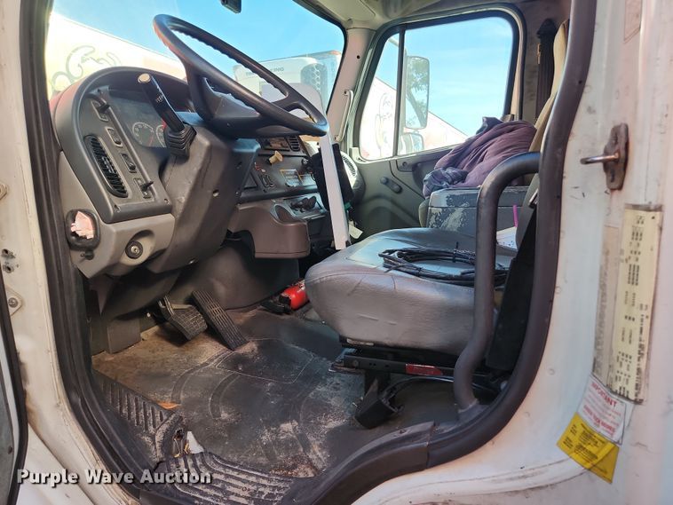 image for item DI6270 2005 Freightliner M2 106  box truck