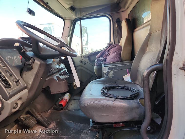 image for item DI6270 2005 Freightliner M2 106  box truck