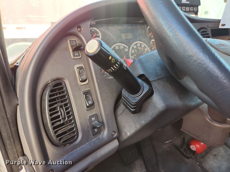 image for item DI6270 2005 Freightliner M2 106  box truck