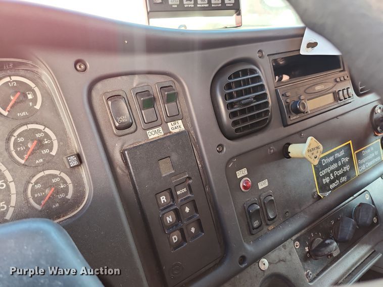 image for item DI6270 2005 Freightliner M2 106  box truck