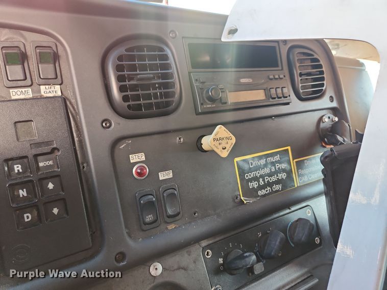 image for item DI6270 2005 Freightliner M2 106  box truck