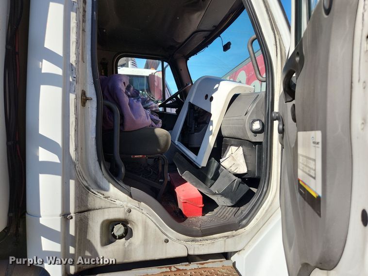 image for item DI6270 2005 Freightliner M2 106  box truck