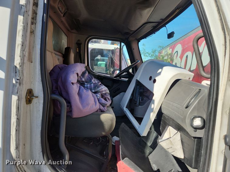 image for item DI6270 2005 Freightliner M2 106  box truck