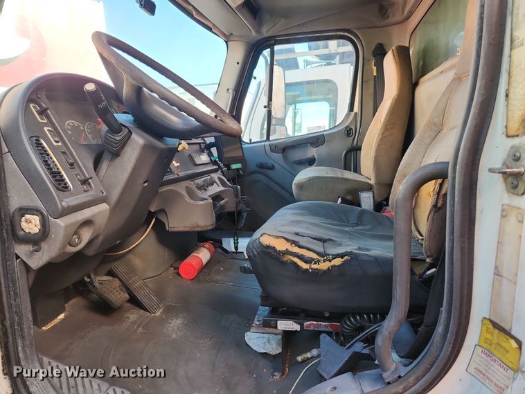 image for item DI6271 2004 Freightliner Business Class M2  refrigerated truck