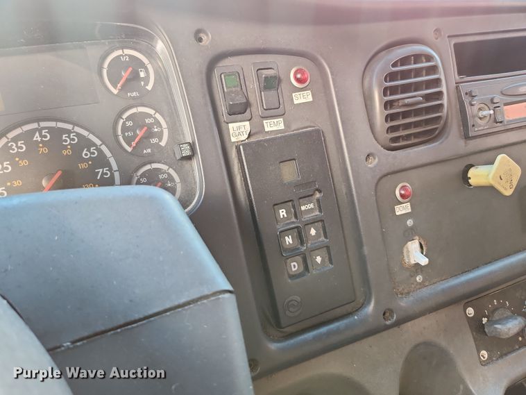 image for item DI6271 2004 Freightliner Business Class M2  refrigerated truck