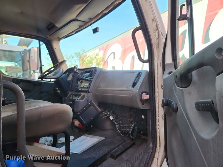 image for item DI6271 2004 Freightliner Business Class M2  refrigerated truck