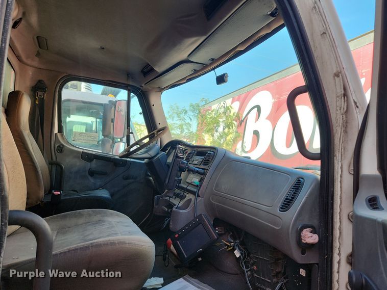 image for item DI6271 2004 Freightliner Business Class M2  refrigerated truck