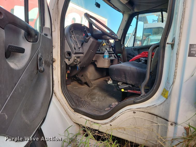 image for item DI6272 2004 Freightliner Business Class M2  refrigerated truck